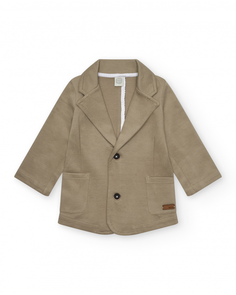 Blazer beige para niño con cierre de dos botones y bolsillos