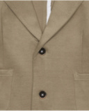 Blazer beige para niño con cierre de dos botones y bolsillos