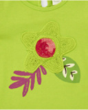 Camiseta verde para niña con volantes y flor de crochet Camiseta verde para niña con volantes y flor de crochet