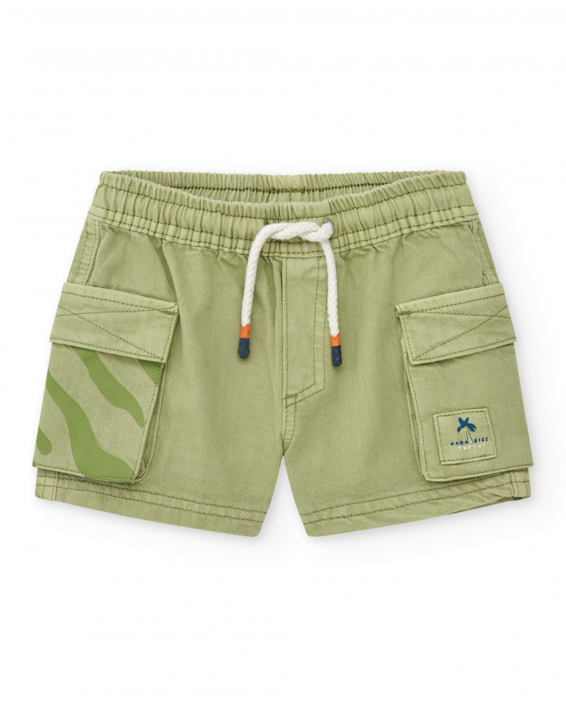 Bermuda verde de sarga para niño con bolsillos cargo y cordón