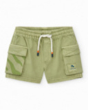 Bermuda verde de sarga para niño con bolsillos cargo y cordón Bermuda verde de sarga para niño con bolsillos cargo y cordón
