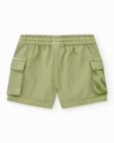Bermuda verde de sarga para niño con bolsillos cargo y cordón Bermuda verde de sarga para niño con bolsillos cargo y cordón