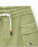 Bermuda verde de sarga para niño con bolsillos cargo y cordón Bermuda verde de sarga para niño con bolsillos cargo y cordón