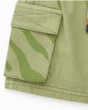 Bermuda verde de sarga para niño con bolsillos cargo y cordón Bermuda verde de sarga para niño con bolsillos cargo y cordón