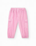 Pantalón cargo para niña en rosa con bolsillos y puños elásticos