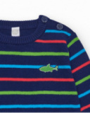Maglione per bambino blu marino con righe e squalo ricamato Maglione per bambino blu marino con righe e squalo ricamato