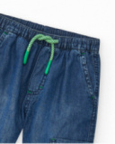 Pantaloni cargo per bambino in denim blu con dettagli verdi