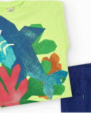 Completo per bambino con t-shirt con squalo e pantaloncini blu