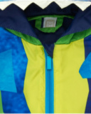 Giacca a vento per bambino verde con design di squalo Giacca a vento per bambino verde con design di squalo