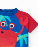 T-shirt da bagno per bambino blu con maniche rosse e design di granchio