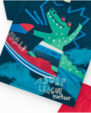 Completo per bambino con t-shirt blu e bermuda rossi con tavole da surf