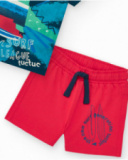 Completo per bambino con t-shirt blu e bermuda rossi con tavole da surf