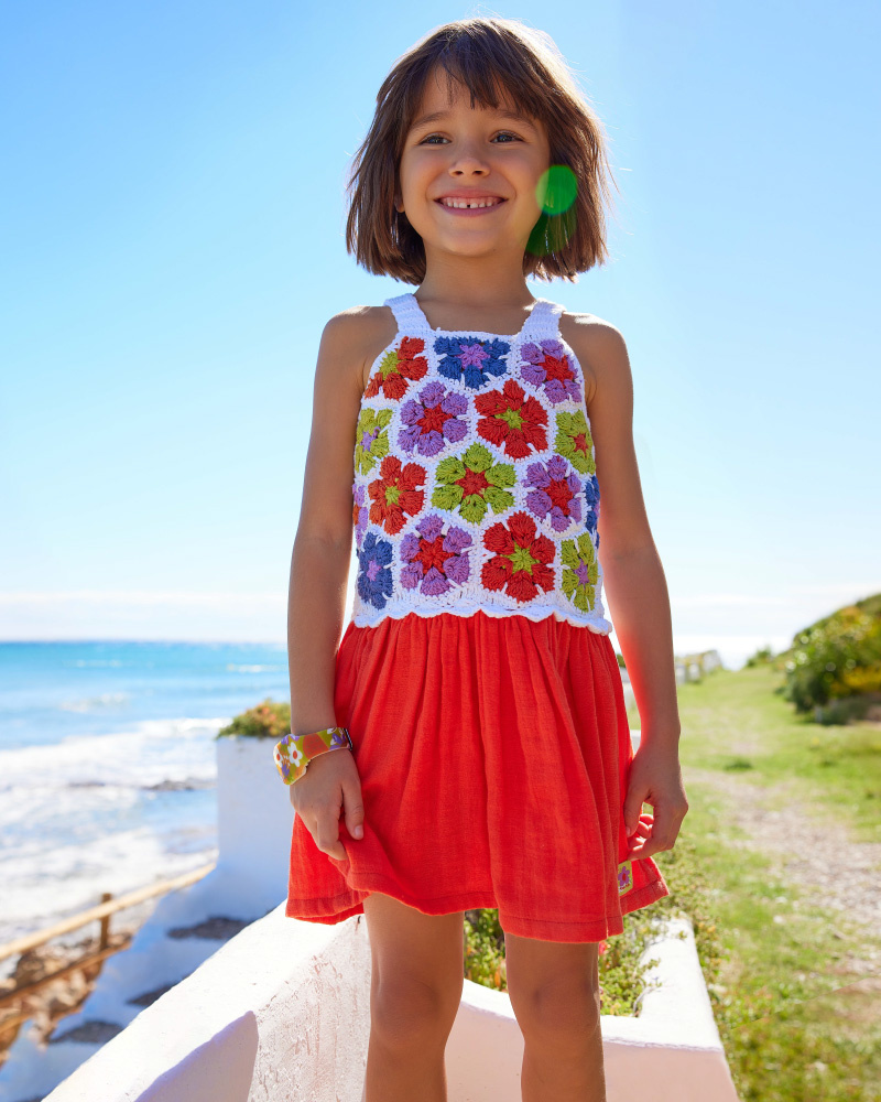 Vestito rosso per bambina con gonna in cotone e corpo in crochet floreale