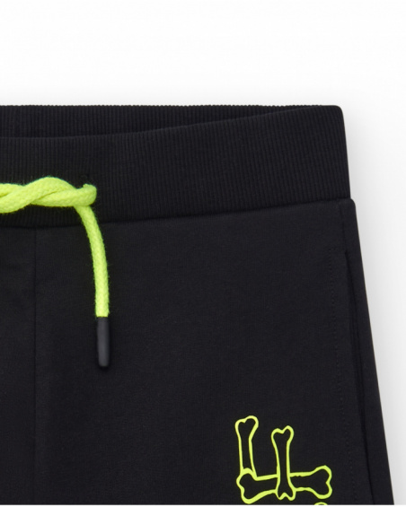 Bermuda per bambino in nero con vita elastica e tasca laterale.