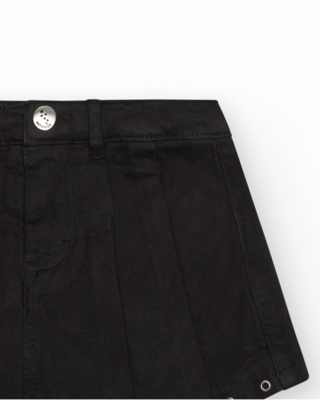 Gonna-pantalone per bambina in nero con dettagli metallici.