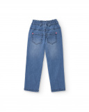Pantalón vaquero para niña en azul con estampado de corazón