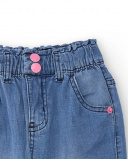 Pantalón vaquero para niña en azul con estampado de corazón