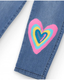 Pantalón vaquero para niña en azul con estampado de corazón