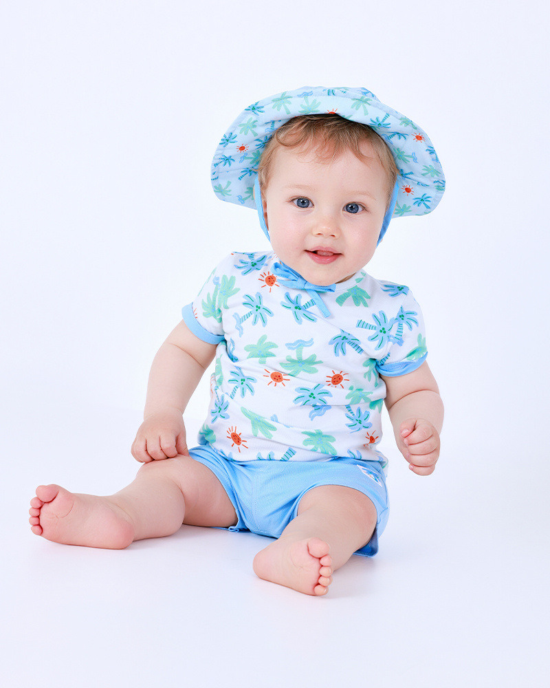 Completo per bambino con t-shirt bianca con palme e soli e pantaloncini blu