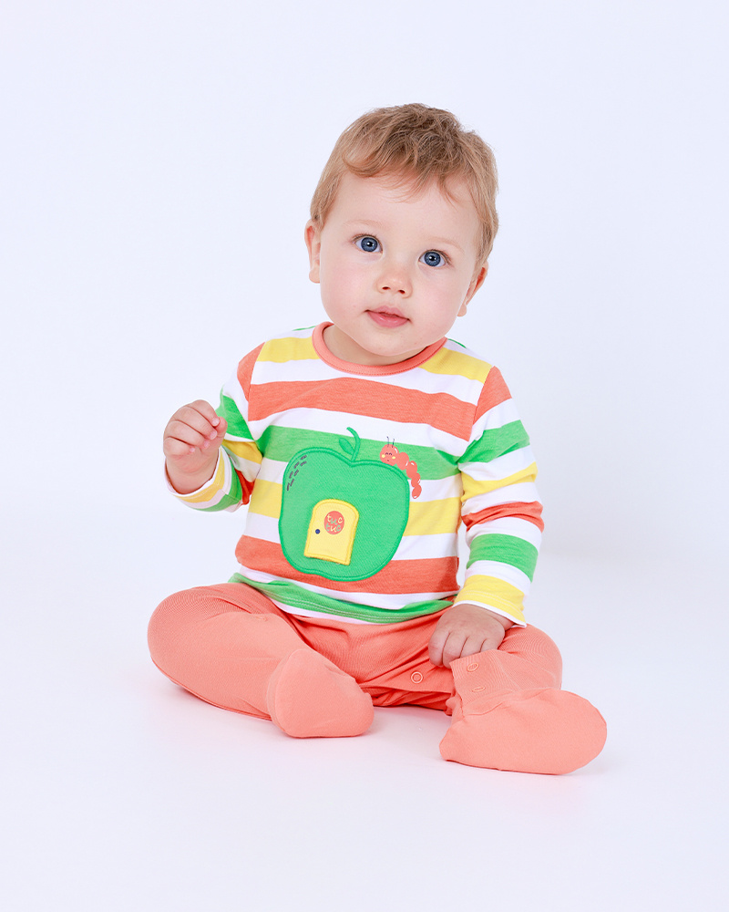 Tutina di maglia per bambino a righe con applicazione di mela e chiusura a pressione