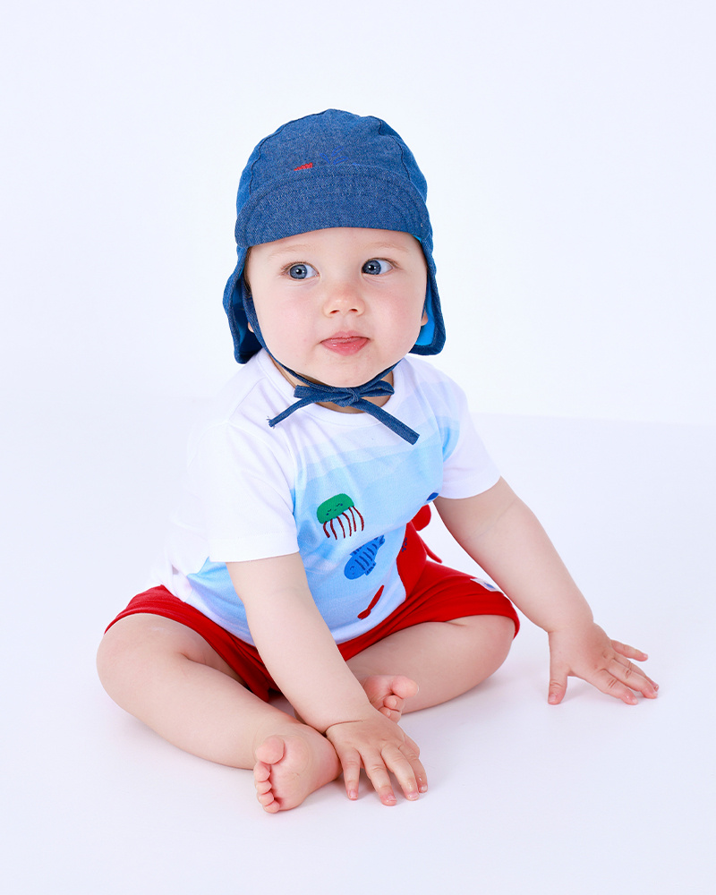 Completo di maglia per bambino con t-shirt bianca e pantaloncini rossi con dettagli bianchi