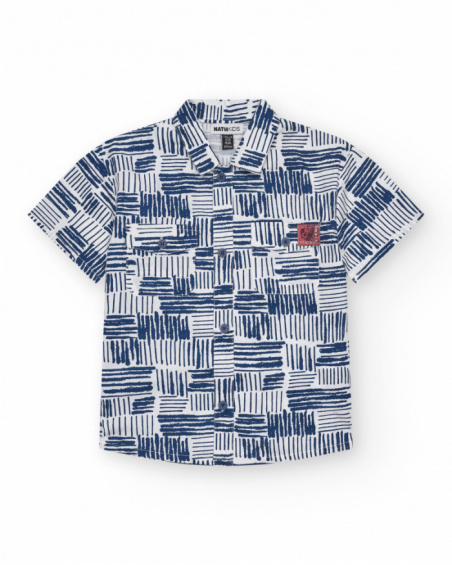 Camicia bianca per bambino con stampa geometrica blu e taschino decorativo.
