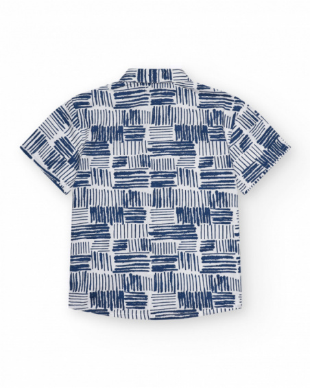Camicia bianca per bambino con stampa geometrica blu e taschino decorativo.