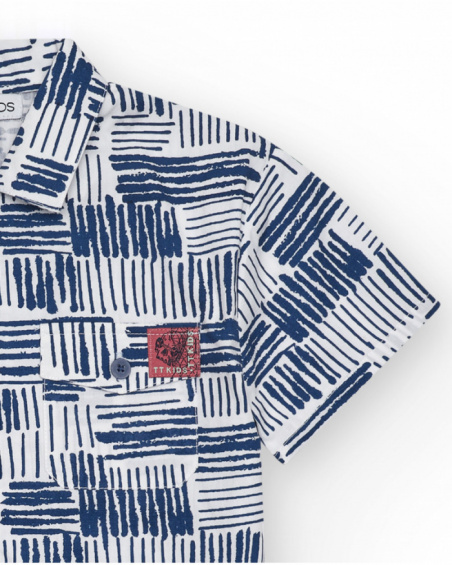 Camicia bianca per bambino con stampa geometrica blu e taschino decorativo.