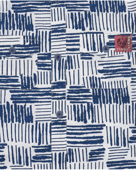 Camicia bianca per bambino con stampa geometrica blu e taschino decorativo.