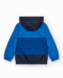 Cazadora para niño en azul con capucha y detalles a contraste.