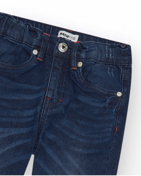 Pantaloni in denim blu scuro per bambino con effetto vissuto.