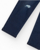 Pantaloni in denim blu scuro per bambino con effetto vissuto.