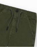 Pantaloni cargo verdi per bambino con vita regolabile e orli elasticizzati.