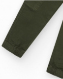 Pantaloni cargo verdi per bambino con vita regolabile e orli elasticizzati.