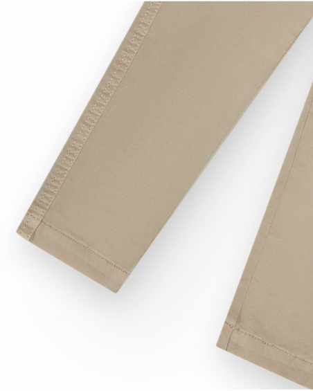 Pantaloni beige per bambino con tasche laterali e vita regolabile.
