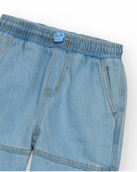 Pantaloni cargo in denim chiaro per bambino con tasche e orli regolabili.