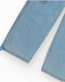 Pantaloni cargo in denim chiaro per bambino con tasche e orli regolabili.