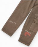 Pantaloni cargo da bambino color kaki con stampe grafiche