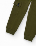 Pantalón jogger para niño color verde militar con bolsillo cargo