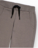 Pantalón jogger para niño color gris con bolsillo lateral