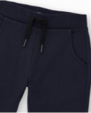 Pantalón jogger azul marino con bolsillo lateral para niño