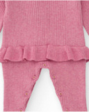 Tutina in maglia per bambina colore rosa con volant decorativi. Tutina in maglia per bambina colore rosa con volant decorativi.