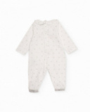 Tutina bianca per bambina con stampa di cuori e scritta ricamata. Tutina bianca per bambina con stampa di cuori e scritta ricamata.
