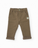 Completo camicia e pantalone per neonato con stampa di casette e alberi.