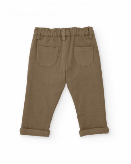 Completo camicia e pantalone per neonato con stampa di casette e alberi.