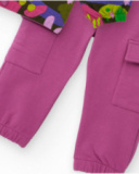 Completo per bambina con felpa stampata multicolore e pantaloni fucsia con tasche.