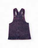 Pinafore in denim per bambina in tono indaco con finitura lavata e dettagli a forma di cuore.