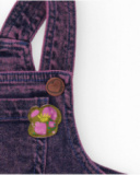 Pinafore in denim per bambina in tono indaco con finitura lavata e dettagli a forma di cuore.