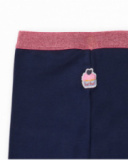 Leggings blu navy per bambina con stampa di stelle multicolori e cintura elastica rosa brillante.
