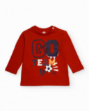 Maglietta rossa a maniche lunghe per bambino con stampa “GO TEAM” e dettagli sportivi.